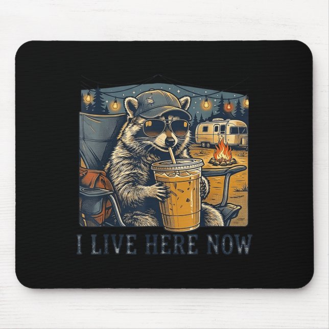 Ich lebe jetzt hier lustiger Waschbär-Camping Mousepad (Vorne)