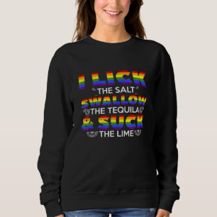 Ich lecken die Salzschlucken den Tequila, der für Sweatshirt
