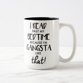 Ich lese hinter meiner Schlafenszeit, weil ich ein Zweifarbige Tasse