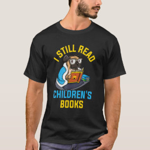 Ich lese immer noch Kinderbücher Süßer Mops-Hund l T-Shirt