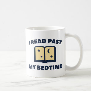 Ich lese über meine Schlafenszeit hinaus Kaffeetasse
