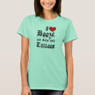 Ich liebe Alkohol und Mädchen mit Tätowierungen T-Shirt