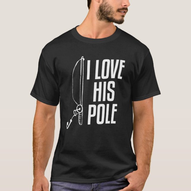 Ich Liebe, dass sein Pole zum Fischfang passt T-Shirt (Vorderseite)