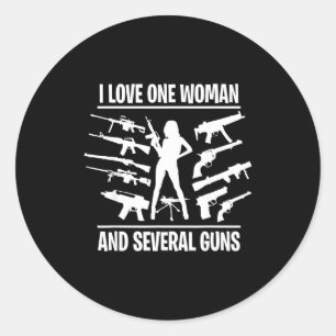 Ich liebe eine Frau und mehrere Waffen Runder Aufkleber