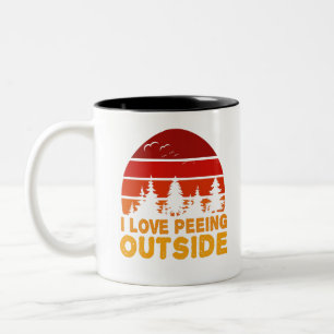 Ich liebe es, draußen zu pinkeln, lustiger Wander- Zweifarbige Tasse