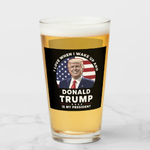 Ich liebe es, wenn ich aufwache und Donald Trump m Glas
