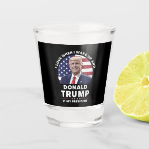 Ich liebe es, wenn ich aufwache und Donald Trump m Schnapsglas
