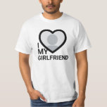Ich Liebe Foto meiner Freundin T-Shirt<br><div class="desc">Erstellen Sie Ihren eigenen schwarz-weiß, einfach und sauber Ich Liebe My Girlfriend mehr denn je Foto Text T - Shirt mit diesem modernen und fett Shirt Vorlage mit einem coolen Sans Serif Schriftart und Freundin Foto in einem riesigen schwarzen Herz. Fügen Sie Ihr eigenes Foto, Ihren Namen oder einen personalisierten...</div>