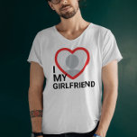 Ich Liebe Foto meiner Freundin T-Shirt<br><div class="desc">Erstellen Sie Ihre eigene I Liebe My Girlfriend mehr denn je Foto Text T - Shirt mit diesem modernen und lustigen Shirt Vorlage mit einem coolen Slab Serif Schriftart und Freundin Foto in einem großen roten Herz. Fügen Sie Ihr eigenes Foto, Ihren Namen oder einen personalisierten Text hinzu. Das Design...</div>