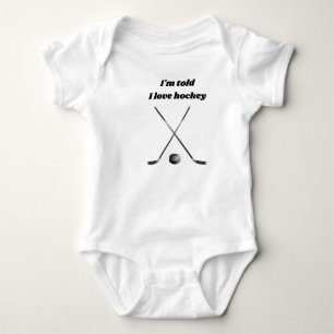 Ich Liebe Hockey mit zwei Hockeyschlägern Baby Strampler