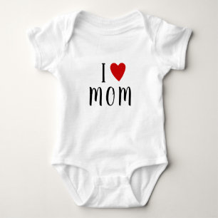 Ich liebe M O M   Herz mit individuellem Text MOM  Baby Strampler