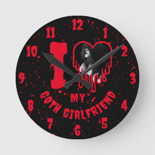 Ich liebe mein Goth-Girlfriend tropfendes rotes He Runde Wanduhr