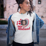 Ich Liebe mein Husband Herz Foto T-Shirt<br><div class="desc">Sie suchen ein einzigartiges und romantisches Geschenk? Schauen Sie nicht weiter als dieser Brauch Ich Liebe My Husband Foto Shirt! Laden Sie einfach ein Foto von sich selbst hoch und Zazzle druckt es für Sie auf ein Shirt. Dieses Shirt ist ideal für Jubiläen, Valentinstag oder andere besondere Anlass. Bestelle noch...</div>