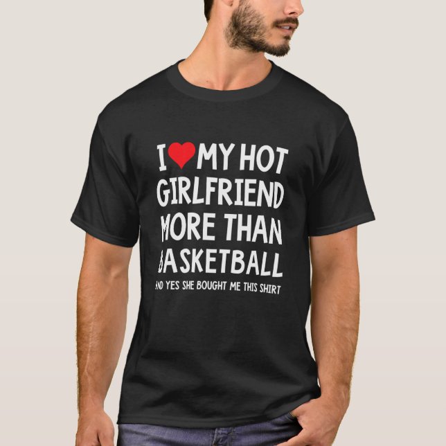 Ich Liebe meine heiße Freundin mehr als Basketball T-Shirt (Vorderseite)