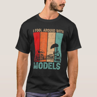 Ich mache mich mit Modellen um den Retro-Train-Tra T-Shirt