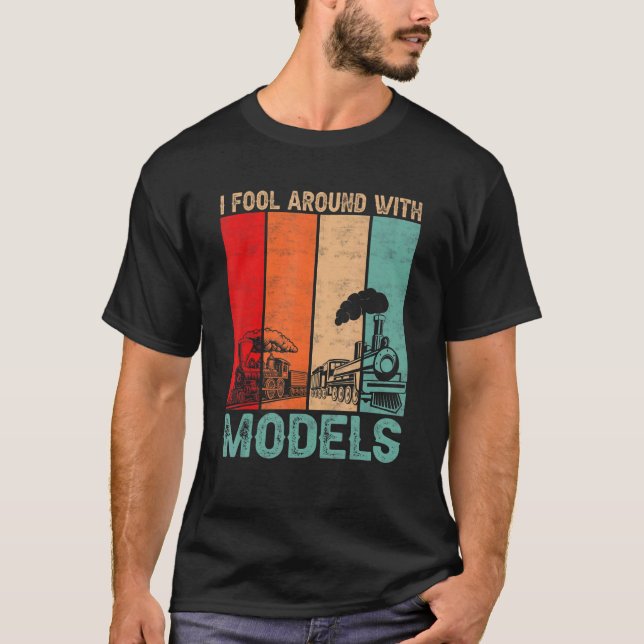 Ich mache mich mit Modellen um den Retro-Train-Tra T-Shirt (Vorderseite)