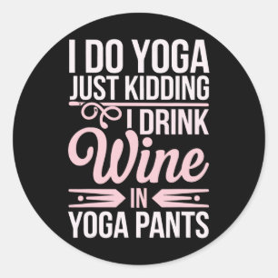 Ich mache Yoga, nur im Scherz, ich trinke Wein in Runder Aufkleber