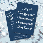 Ich machte es Funny Graduation Party Invitation Ca Einladung<br><div class="desc">"Ich habe es getan! Ich...  fertig!" Funny,  humorvoll,  unglaublich witzig,  lustig,  marineblau,  anpassbar,  Abschluss Einladung. Spaß für Jungen und Mädchen,  die aus dem Kindergarten,  der Mittelschule oder Oberschule,  Uni,  Universität geschlossen sind. Große personalisierte Ankündigungskarte für Party für alle Altersstufen.</div>