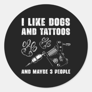 Ich mag Hunde und Tattoos und vielleicht 3 Leute P Runder Aufkleber
