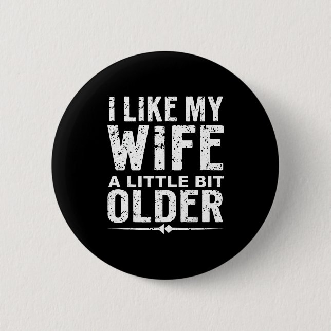 Ich mag meine Frau ein bisschen älter Lustiger Spr Button (Vorderseite)