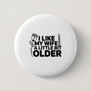 Ich mag meine Frau ein bisschen älter Lustiger Spr Button