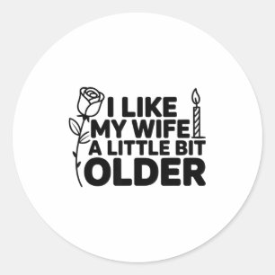 Ich mag meine Frau ein bisschen älter Lustiger Spr Runder Aufkleber