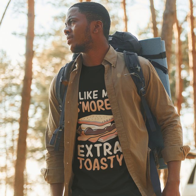 Ich mag meinen S'Mores extra Toasty-T - Shirt (Man at a camp site wearing "I Like My S'Mores Extra Toasty" t-shirt.)