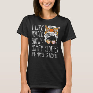 Ich mag Mord zeigt komfortable Kleidung und vielle T-Shirt