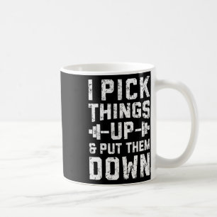 Ich nehme Dinge auf und lege sie in die Fitness de Kaffeetasse