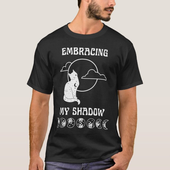 Ich nutze meine Shadow Witchy Moon Cat Shadow Work T-Shirt (Vorderseite)