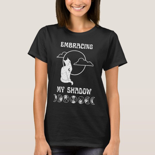 Ich nutze meine Shadow Witchy Moon Cat Shadow Work T-Shirt (Vorderseite)