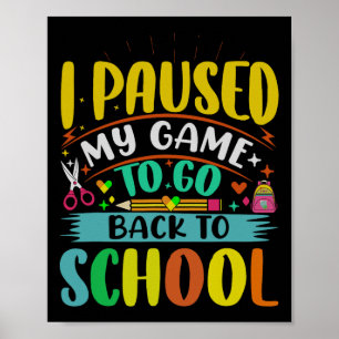Ich pausiere mein Spiel, um zuerst zum Schüler der Poster