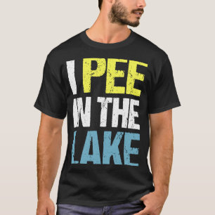 Ich pisse im sonnigen Sommerurlaub am See T-Shirt