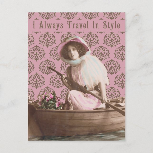 "Ich reise immer im Stil" Vintage Collage Postkarte (Vorderseite)