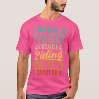 Ich reite ein Pferd, weil das Reiten auf einem Hai T-Shirt