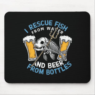 Ich rette Fische aus Wasser und trinke Bier aus Bo Mousepad