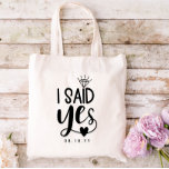 Ich sagte ja Diamond und Herz hinzufügen Verlobung Tragetasche<br><div class="desc">Ich sagte ja Tasche für die Zukunft Mars mit einem charmanten Typografie-Design mit einem Diamanten dotting die i und ein kleines Herz unter dem Ja. Hochzeitsplanung Typografie Tote Tasche für die Braut zu sein. Braut,  um Tote Tasche mit ich sagte ja in einem schwarzen Typografie-Design.</div>