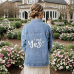 Ich sagte ja Hochzeitsstipografie der Verlobung Jeansjacke<br><div class="desc">Ich sagte ja Hochzeit Verlobung Typografie Denim Jackets enthält den Text "Ich sagte ja" in modernen Skripttypografie mit einem Verlobung Ring betont. Von Evco Studio entworfen www.zazzle.com/store/evcostudio</div>