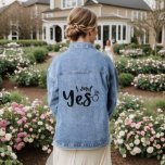 Ich sagte ja Hochzeitsstipografie der Verlobung Jeansjacke<br><div class="desc">Ich sagte ja Hochzeit Verlobung Typografie Denim Jackets enthält den Text "Ich sagte ja" in modernen Skripttypografie mit einem Verlobung Ring betont. Von Evco Studio entworfen www.zazzle.com/store/evcostudio</div>
