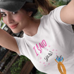 Ich sagte ja, Typografie Brie sei Ring Cartoon T-Shirt<br><div class="desc">Ein brillanter Weg,  um allen lassen,  Ihre spannende Neuigkeit,  dieses lustige Design hat Typografie sagte ich ja mit einem Niedlichen Cartoon Ring Motiv.</div>