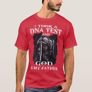Ich schaue auf einen DNA-Test und Gott ist mein Va T-Shirt