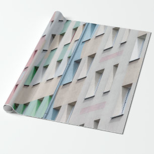 ICH SCHAUE ES, UM DIE FENSTER ZU VEREINTEN UND DIE GESCHENKPAPIER
