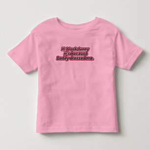 Ich schaue lustig, weil Vater mich kleidete Kleinkind T-shirt