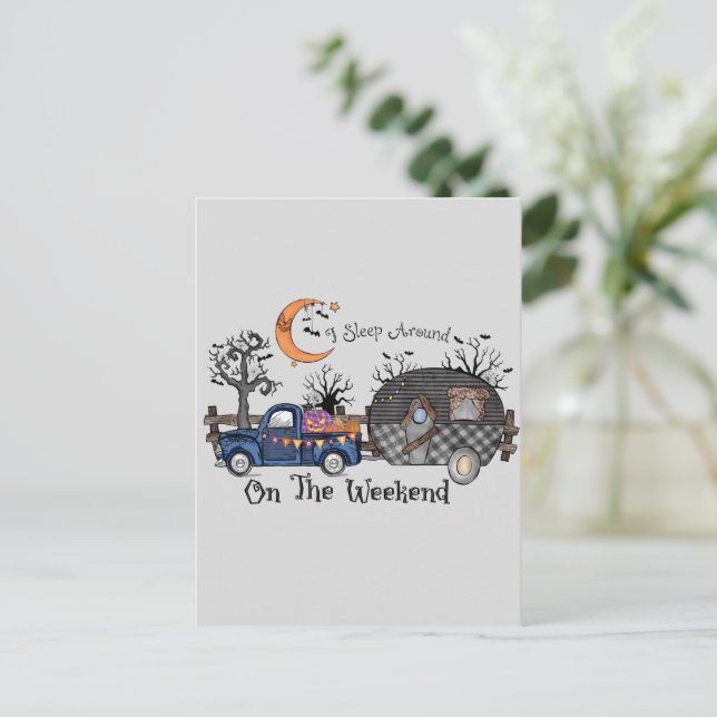 Ich schlafe am Wochenende - sonniges Halloween Postkarte (Stehend Vorderseite)