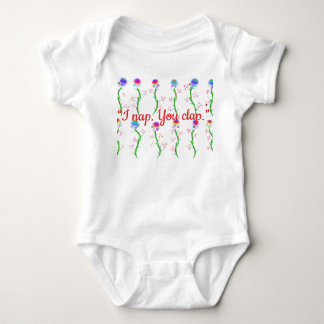 „Ich schlafe. Du klatschst.“ Baby Strampler