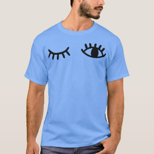 Ich schlafe mit einem Auge geschlossen und einem A T-Shirt