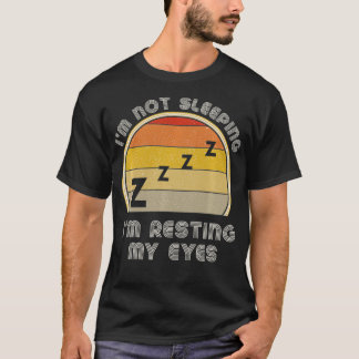 Ich schlafe nicht, ich ruhe nur meine Augen Retro T-Shirt