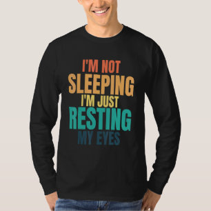 Ich schlafe nicht, ich ruhe nur meine Augen Väter T-Shirt