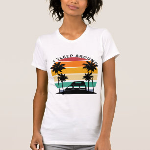 Ich schlafe um Van Life Pub Vinatge Sunset Reise T-Shirt