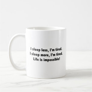 Ich schlafe weniger, ich bin müde. Ich schlafe meh Kaffeetasse